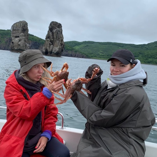 Морская прогулка к Скалам Три брата и в бухту Тихая с морской рыбалкой - морские прогулки и экскурсии на Камчатке с Азимут Тур