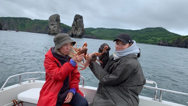 Морская прогулка к Скалам Три брата и в бухту Тихая с морской рыбалкой - морские прогулки и экскурсии на Камчатке с Азимут Тур