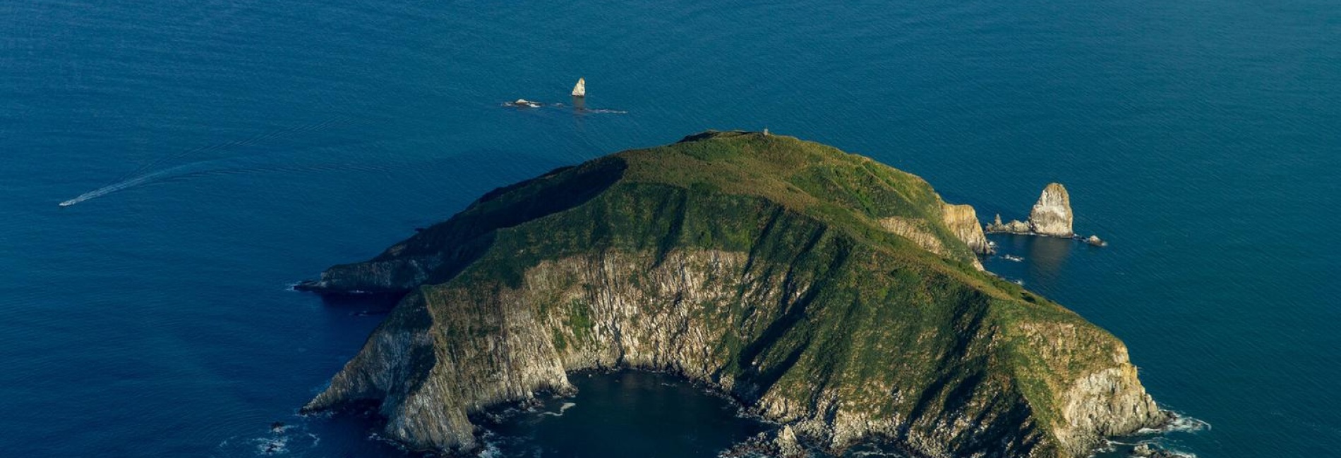 Морская прогулка Остров Старичков с морской рыбалкой и крабовым сафари - морские прогулки и экскурсии на Камчатке с Азимут Тур
