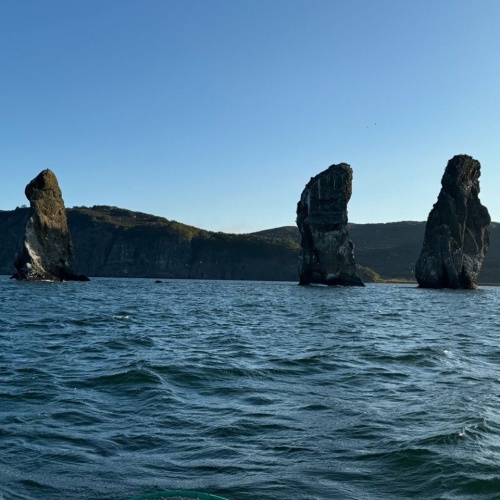 Морская прогулка к Скалам Три брата и в бухту Тихая с морской рыбалкой - морские прогулки и экскурсии на Камчатке с Азимут Тур