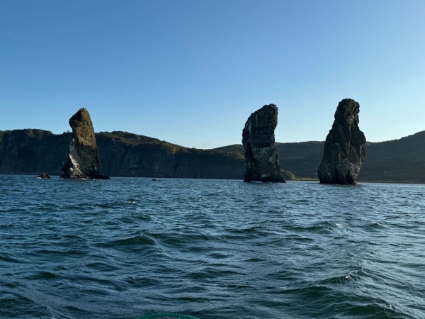 Морская прогулка к Скалам Три брата и в бухту Тихая с морской рыбалкой - морские прогулки и экскурсии на Камчатке с Азимут Тур