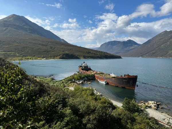 Бухта Русская с заходом и высадкой на берег, морской рыбалкой и крабовым сафари - морские прогулки и экскурсии на Камчатке с Азимут Тур