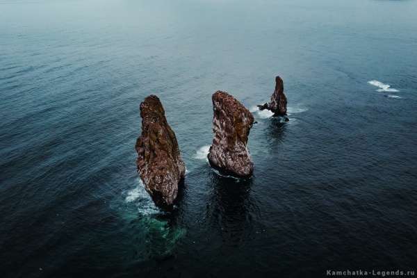 Морская прогулка к Скалам Три брата и в бухту Тихая с морской рыбалкой - морские прогулки и экскурсии на Камчатке с Азимут Тур