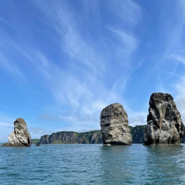 Морская прогулка к Скалам Три брата и в бухту Тихая с морской рыбалкой - морские прогулки и экскурсии на Камчатке с Азимут Тур